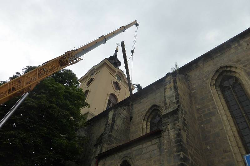 Stěhování trámů na pozednici kostela sv. Ignáce v Jičíně.