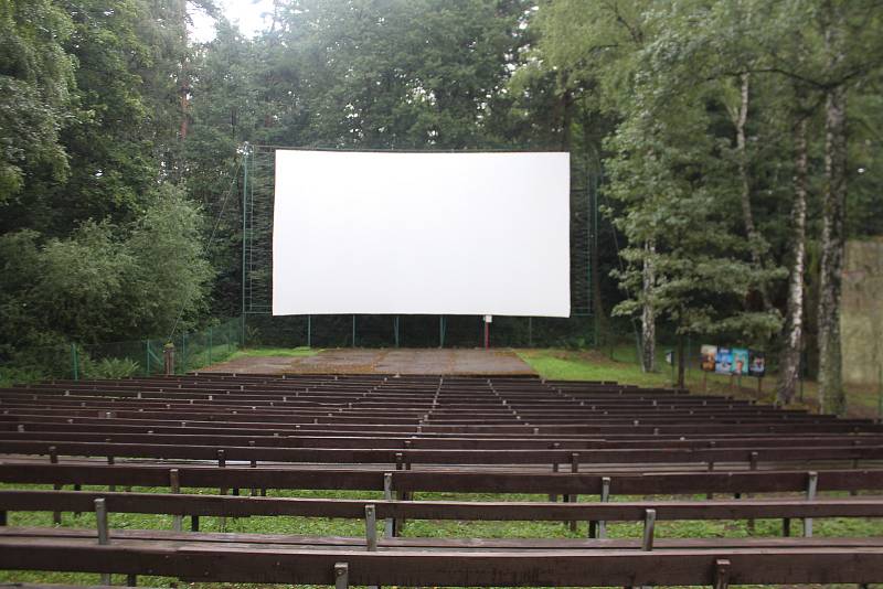 Na provozu letního kina se v Boháňce podílí asi 90 procent místních. Někdo promítá, někdo vybírá filmy, někdo sedí u pokladny a další prodává občerstvení.