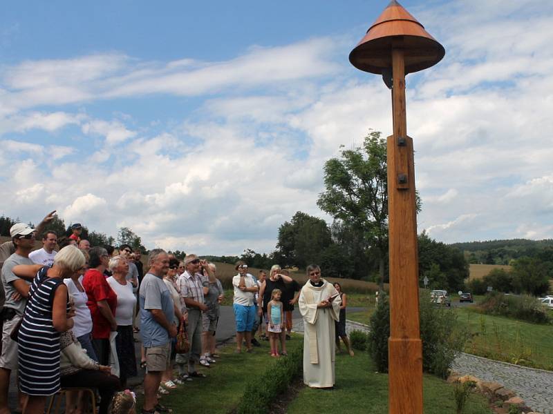 Slavnostní svěcení nové valdovské zvoničky.