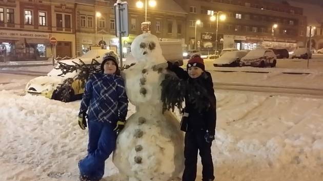 Sněhulák na hořickém náměstí. Autory jsou David Gazdík a Robert Gál.