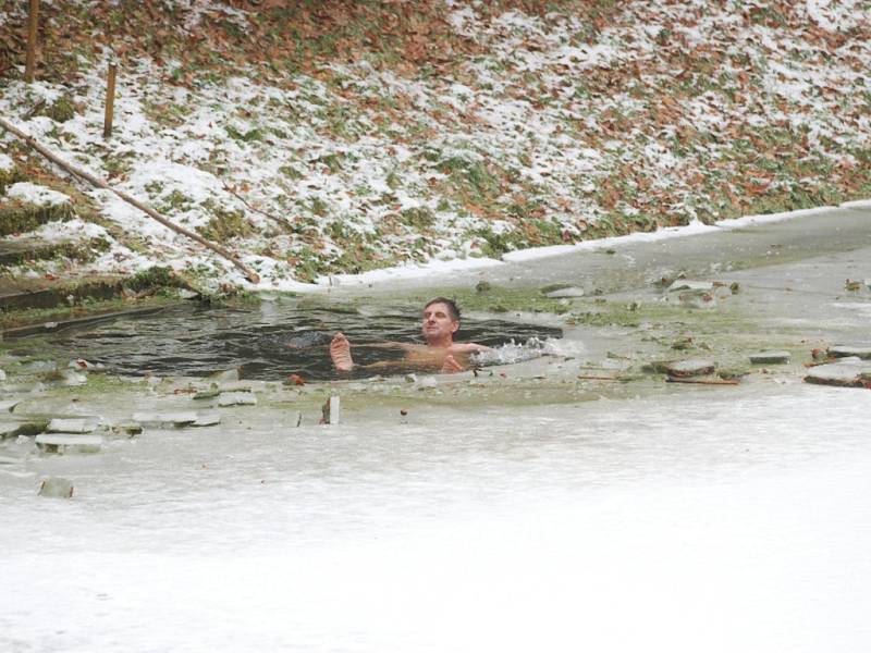 Otužilci u Pelíšku na Štědrý den.