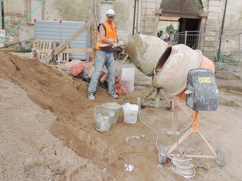 Renovace zdí u Valdštejnské lodžie.