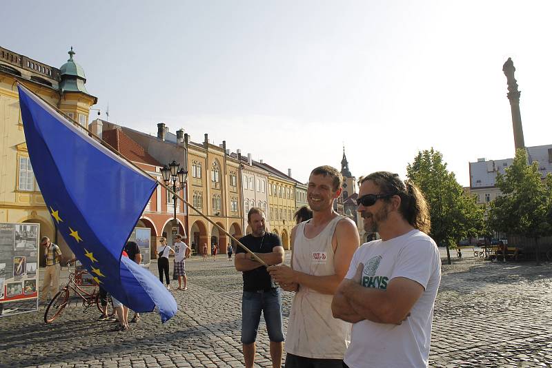 Na demonstraci proti Andreji Babišovi přišlo v Jičíně pět set lidí.