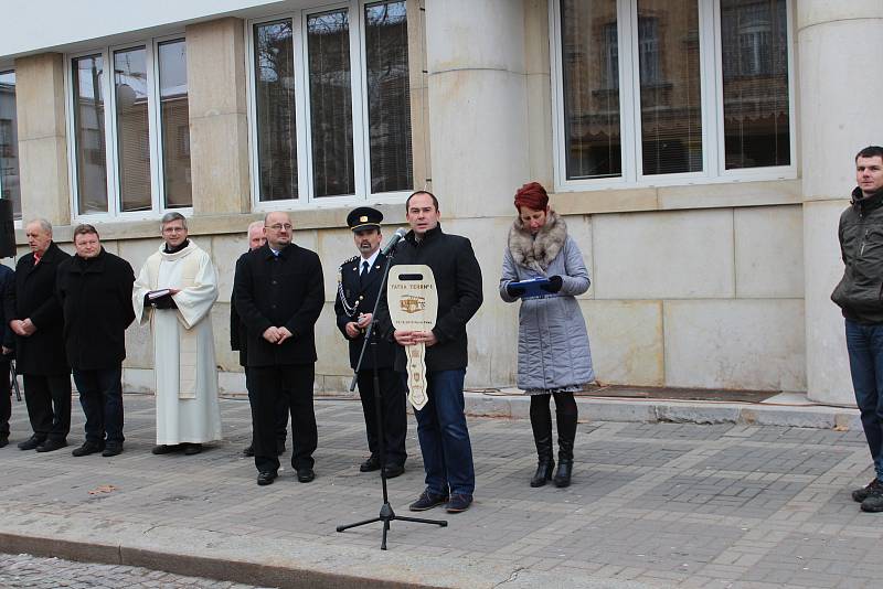 Novopačtí dobrovolní hasiči převzali nový vůz za více než šest milionů korun.