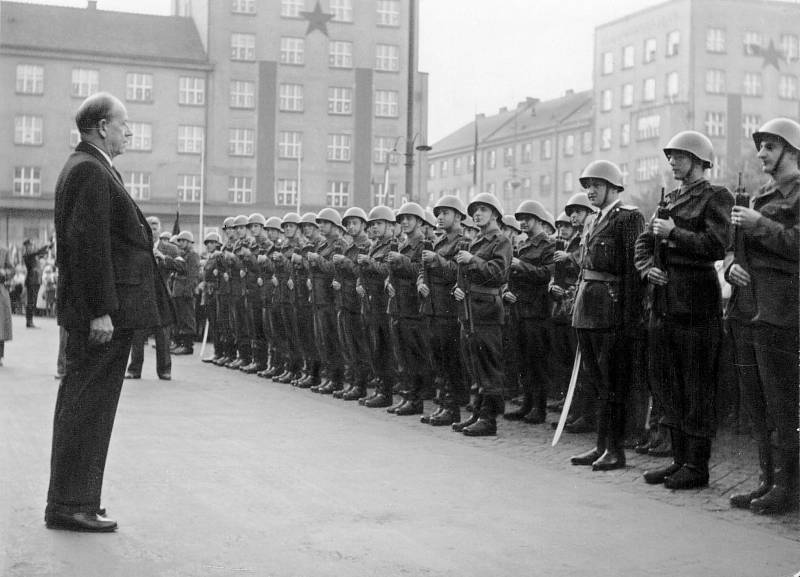 Prezident Antonín Zápotocký vykonal dvě návštěvy Hradce Králové. První byla dvoudenní 26. – 27. září 1953 s uvítáním na Ulrichově náměstí, podruhé byl roku 1957 mj. v podniku ZVÚ.