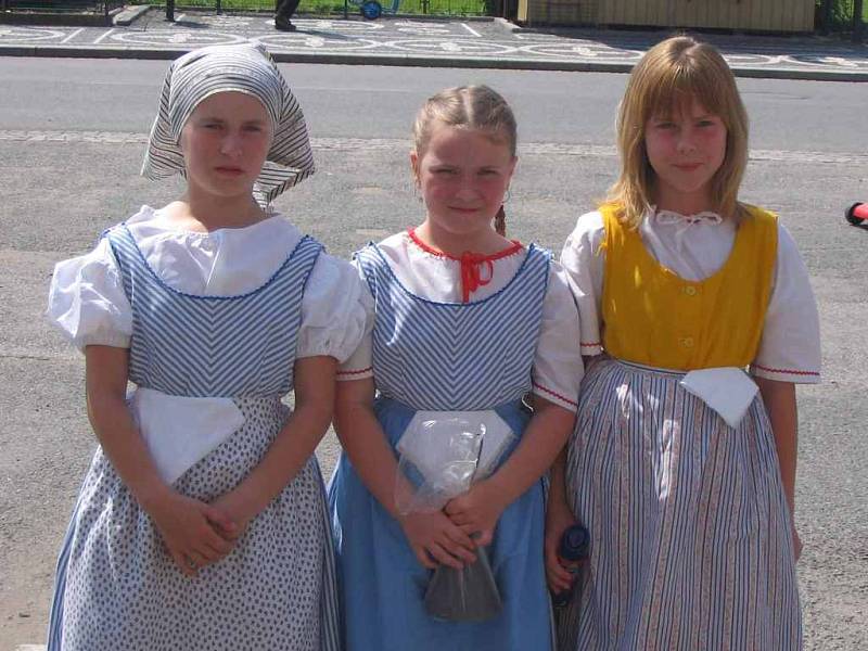 Tanečnice z dětského folklorního souboru Hořeňáček.