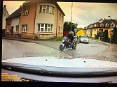 Dne 14. října přijala hlídka Městské policie Hořice anonymní oznámení od občana, že u vietnamské prodejny zastavil řidič motocyklu, šel si do obchodu koupit lahev vodky ze které se napil, vrávoravou chůzi nasedl na motocykl a odjel.