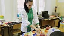 Ozdobné vyřezávání v novopacké Střední škole gastronomie a služeb.