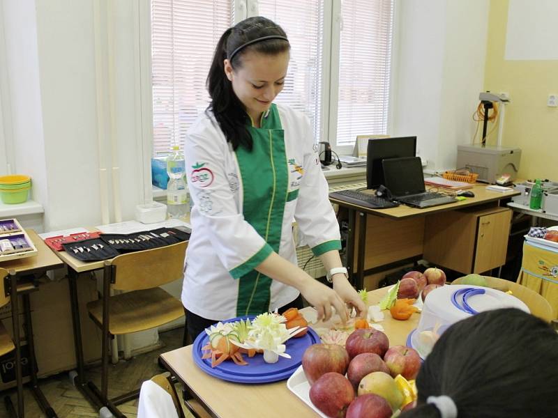 Ozdobné vyřezávání v novopacké Střední škole gastronomie a služeb.