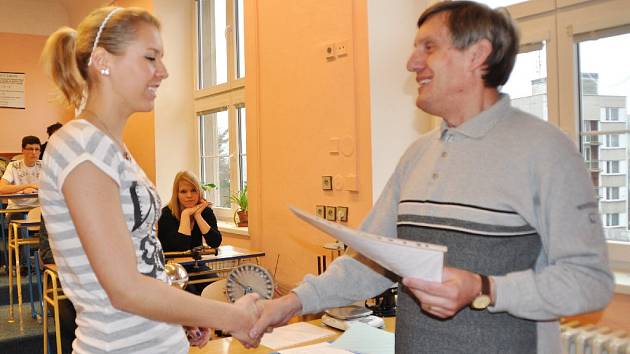 ABSOLUTNÍ VÍTĚZKA přírodovědné ligy Kristýna Voráčková přebírá diplom a cenu. 