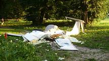Nehoda ultralehkého letadla ve Vokšicích u Jičína. K havárii, kterou nepřežili dva muži, došlo v pondělí 9. června.