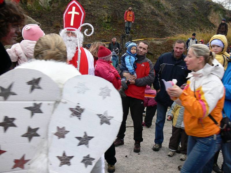 Ze zahájení 63. ročníku Mikulášského běhu na Bradech.