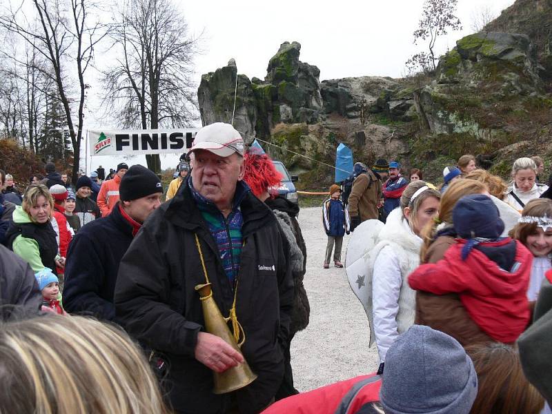 Ze zahájení 63. ročníku Mikulášského běhu na Bradech.