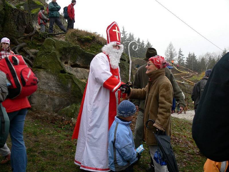 Ze zahájení 63. ročníku Mikulášského běhu na Bradech.