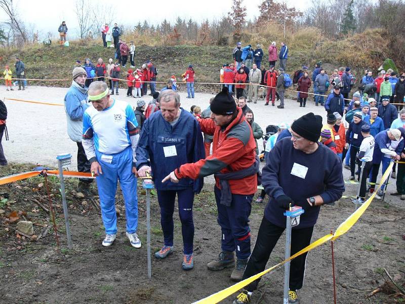 Ze zahájení 63. ročníku Mikulášského běhu na Bradech.