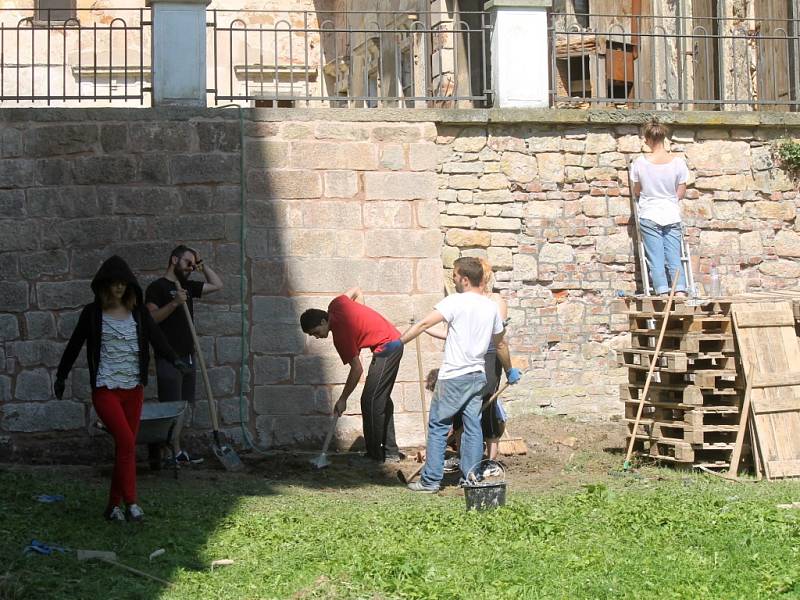 Práce dobrovolníků pomáhá Valdštejnské lodžii.