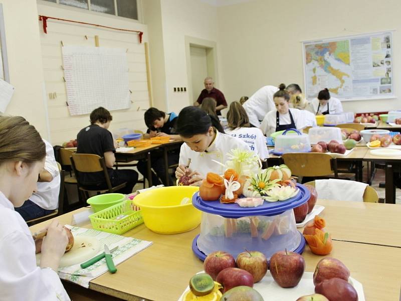 Ozdobné vyřezávání v novopacké Střední škole gastronomie a služeb.