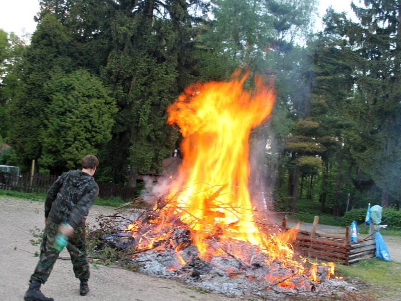 Pálení čarodějnic na Prachově.