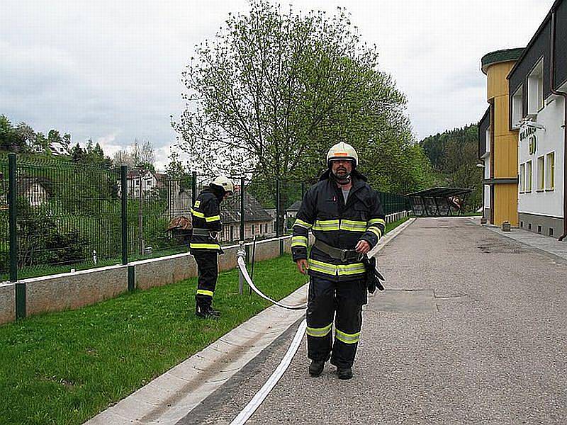 Cvičení hasičů v Čisté u Horek.