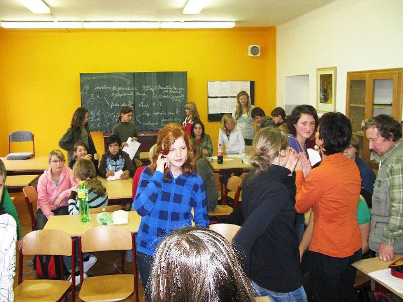 Část našich a německých studentů s profesory v hořickém gymnáziu.