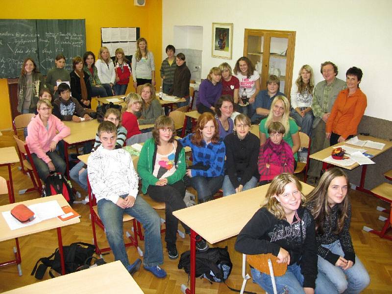 Část našich a německých studentů s profesory v hořickém gymnáziu.