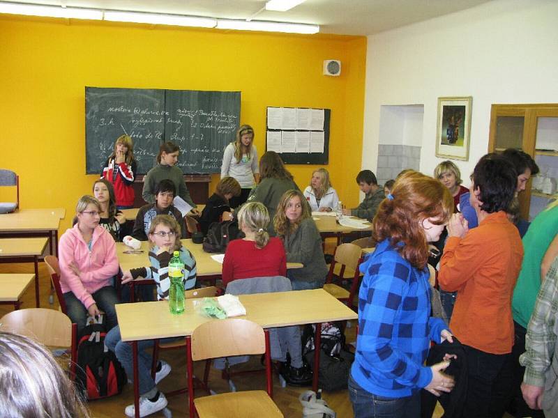 Část našich a německých studentů s profesory v hořickém gymnáziu.