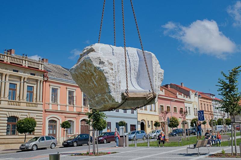 Na hořickém náměstí přistála kamenná lavička.