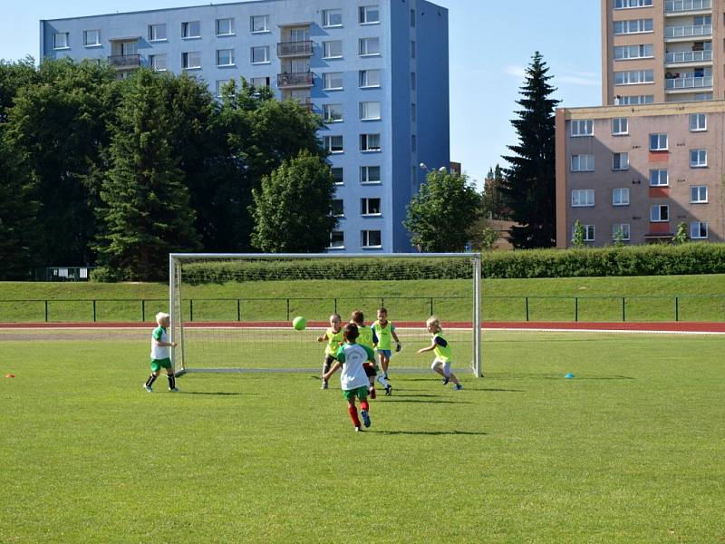 Fotbalový turnaj mateřských škol na jičínském stadionu.