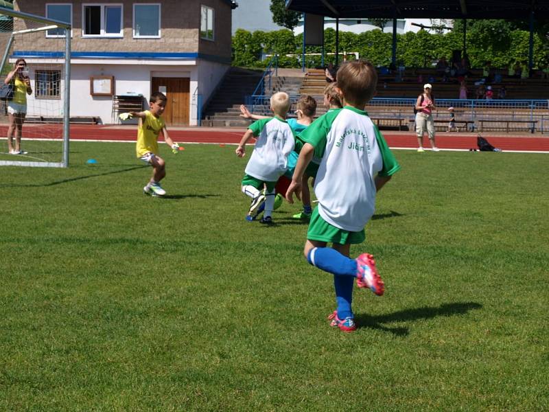 Fotbalový turnaj mateřských škol na jičínském stadionu.