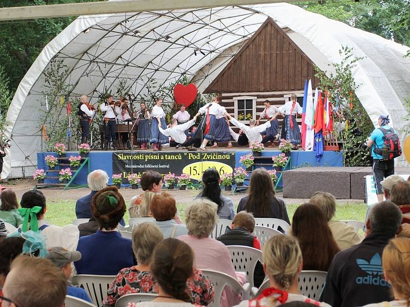 Bělohradský folklorní festival písní a tanců Pod Zvičinou.