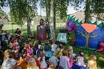 V Lukavci u Hořic zpříjemnila dětem první prázdninový víkend Dračí pohádka a dvě čarodějnice.