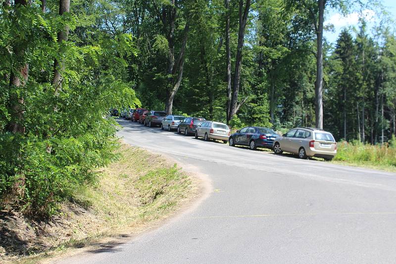 Nečekaný nástup turistů, kteří doslova zaplavili Prachovské skály, musel před příjezdem k Turistické chatě korigovat strážce skal Miloš Zeman. Takový nápor zde nepamatuje