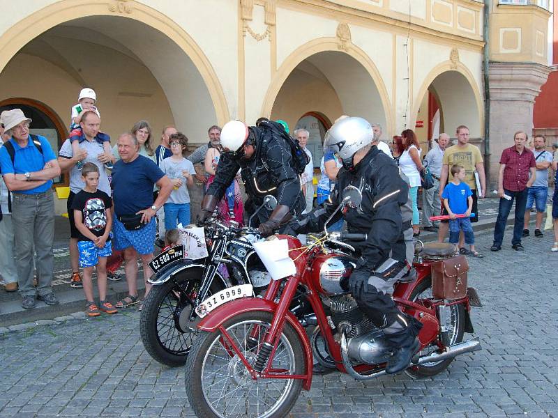 Na letošním ročníku se prezentovalo 70 veteránů, z toho devět motocyklů.