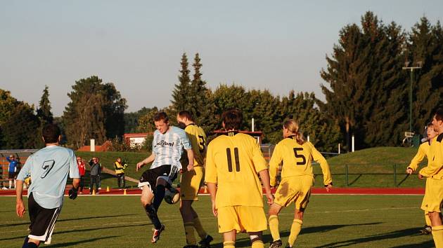 Trutnovští stále zlobili.  Jičínskou obranu právě prověřuje trio Holubec (11),  Makovský (5) a Kozák (3). 