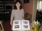 MARIE KUŽELOVÁ si pečlivě vede evidenci Tříkrálových sbírek včetně fotografické dokumentace.  