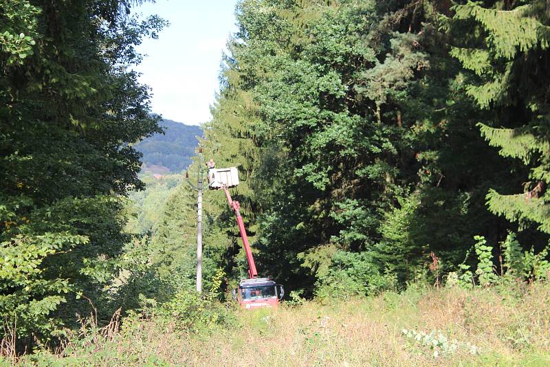 Páteční bouřka utrhla část střechy kostela v Úbislavicích, popadané stromy přerušily dodávku energie. Energetici stále odstraňují závady, takže spousta  domácností je bez elektrického proudu i bez mobilních dat.