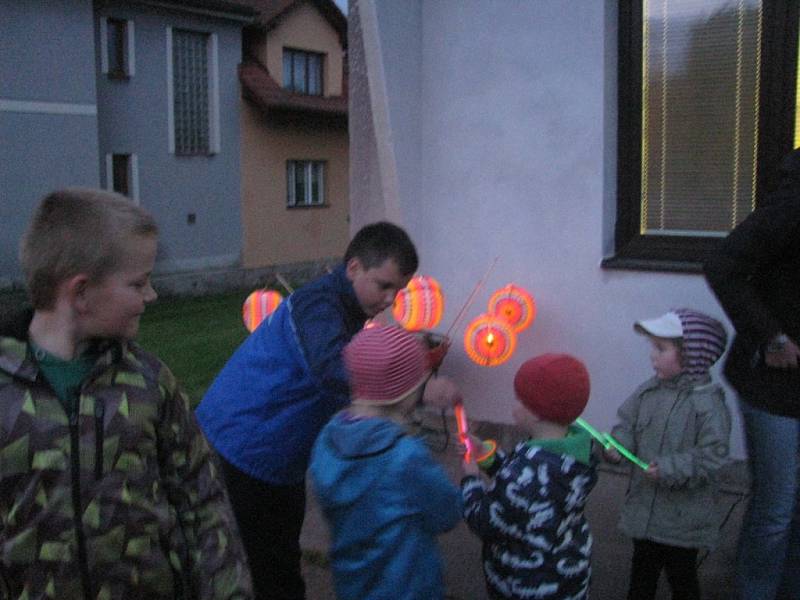 V Ostružně uspořádali již podruhé lampionový průvod.