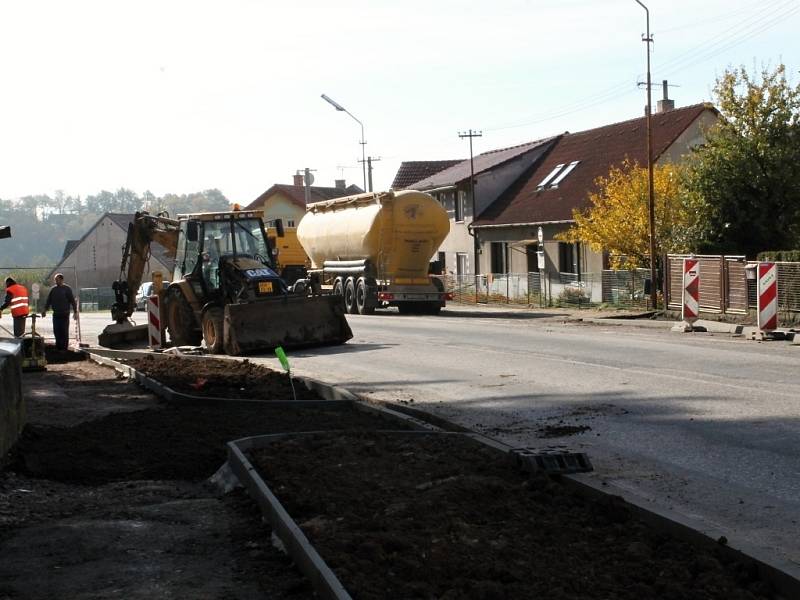 Výstavba přechodu pro chodce u železnické školy.