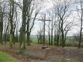 Kříž mezi Židovicemi a Běchary.