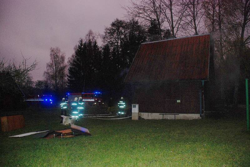 Požár chatky v obci Březka.