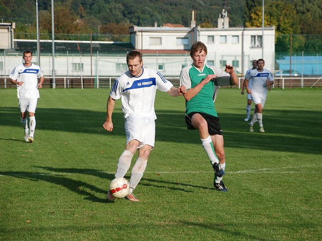 Sobotecký fotbalista Tomáš Pavlíček (s míčem)  při jedné z akcí. Hosté dohrávali v devíti.