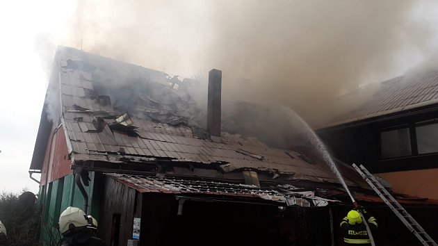 V obci Brada - Rybníček na Jičínsku zasahují jednotky hasičů u ohlášeného požáru penzionu.