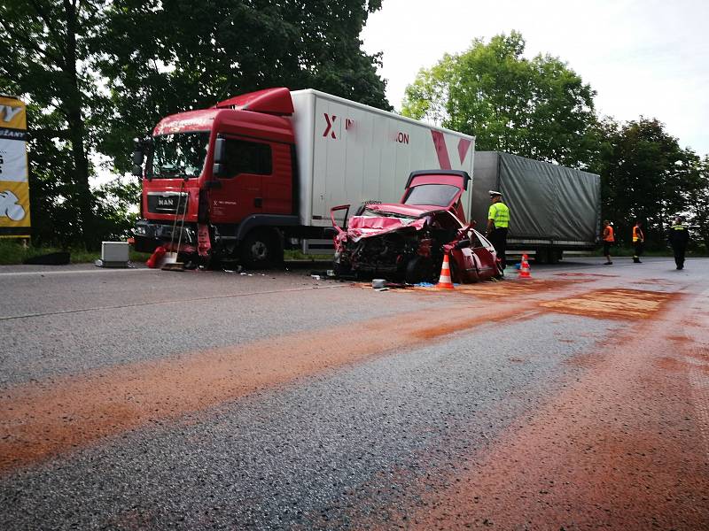 Čelní střet osobního automobilu a kamionu nepřežil spolujezdec.