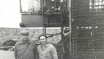 ZE ZKOUŠEK  šestiřádkových ořezávačů v Hadmersleben v NDR v roce 1973, ing. Vávra s německém kombajnérem.