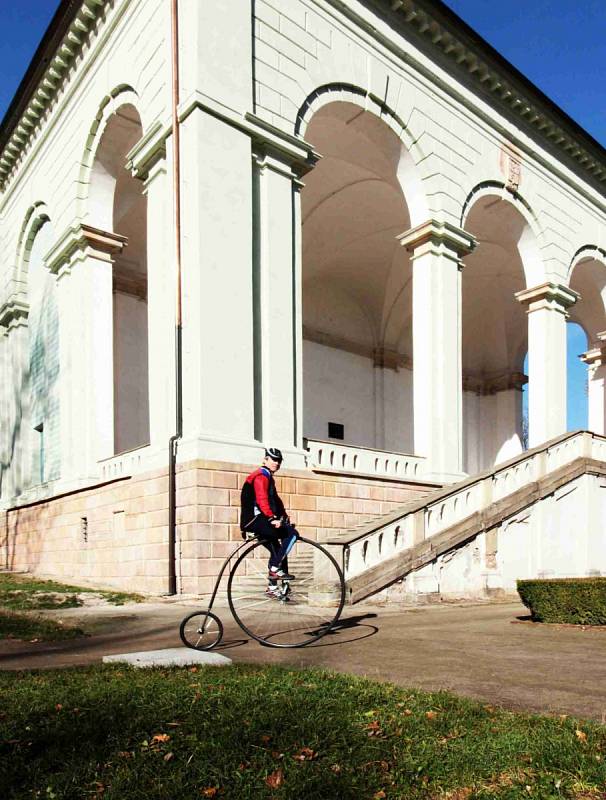 Antonín Jedlička na dobovém velocipédu.