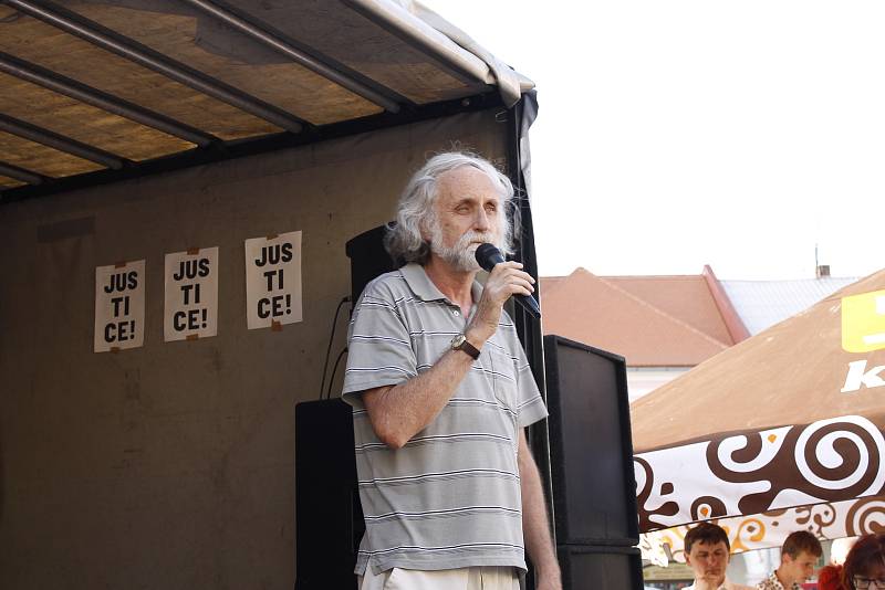 Na demonstraci proti Andreji Babišovi přišlo v Jičíně pět set lidí.