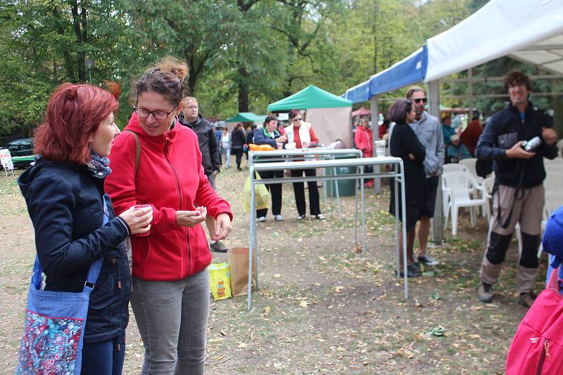 Slavnosti jablek a cibule se staly příjemným podzimním svátkem s hudbou a pestrou nabídkou dobrot