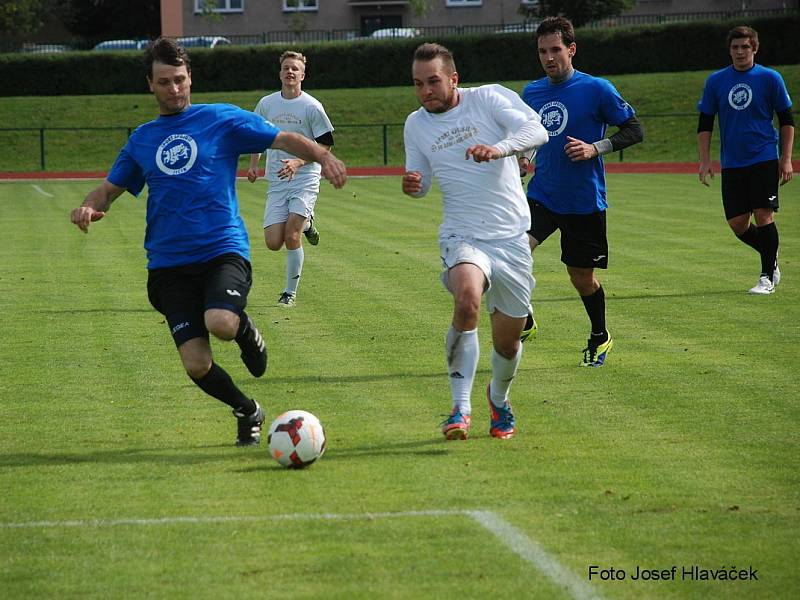 Benefiční utkání jičínských fotbalistů a házenkářů.