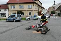 Dopravní nehoda se stala v Havlíčkově ulici. Zraněný motorkář skončil v péči záchranářů.