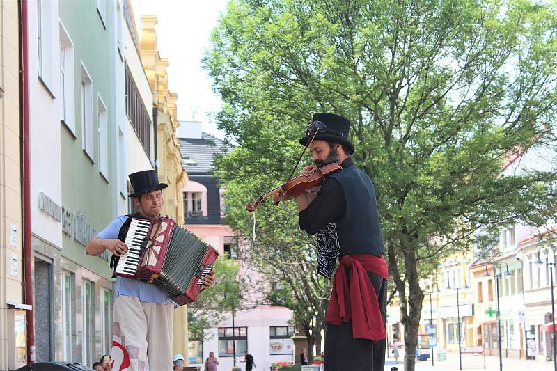 Multižánrový festival v ulicích města zahájil netradiční pochod dua Notochod od Masarykova divadla.